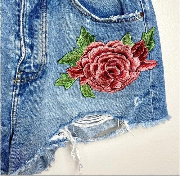 Zara Trafaluc denimwear Rose Patch cutoff Jean shorts size 6 - Picture 4 of 9